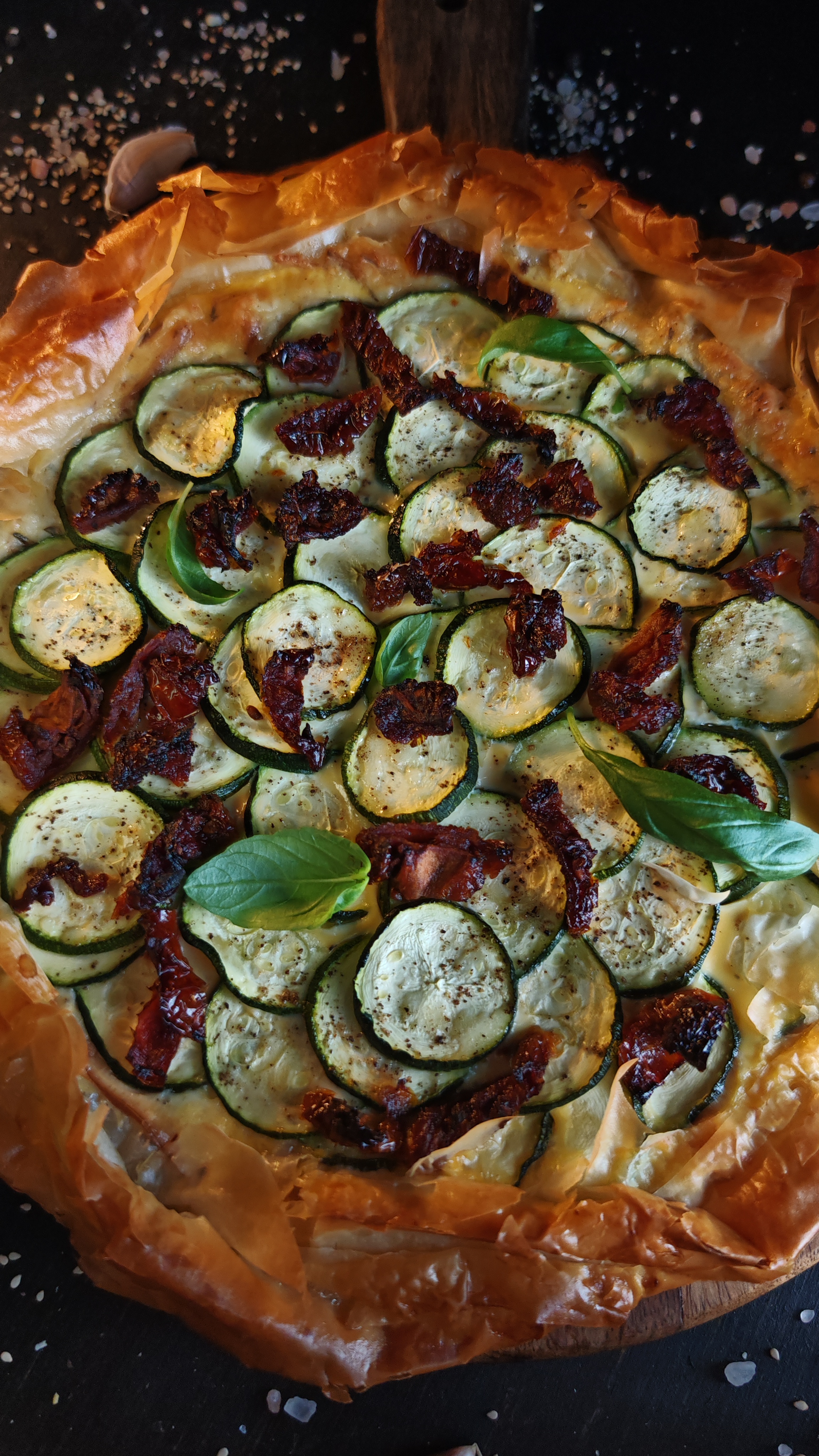 Tartă cu cașcaval afumat și dovlecei - Aperitiv rapid și gustos