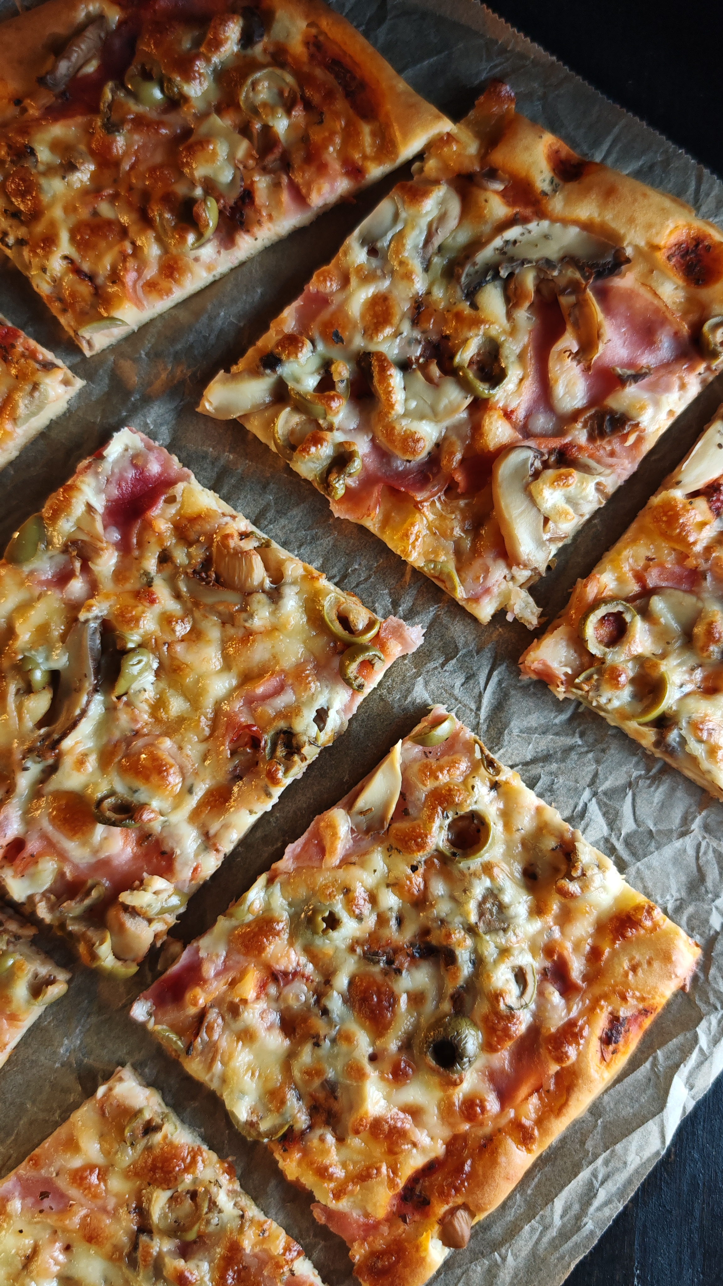 Pizza rapidă cu blat de clătite - Rapidă și delicioasă