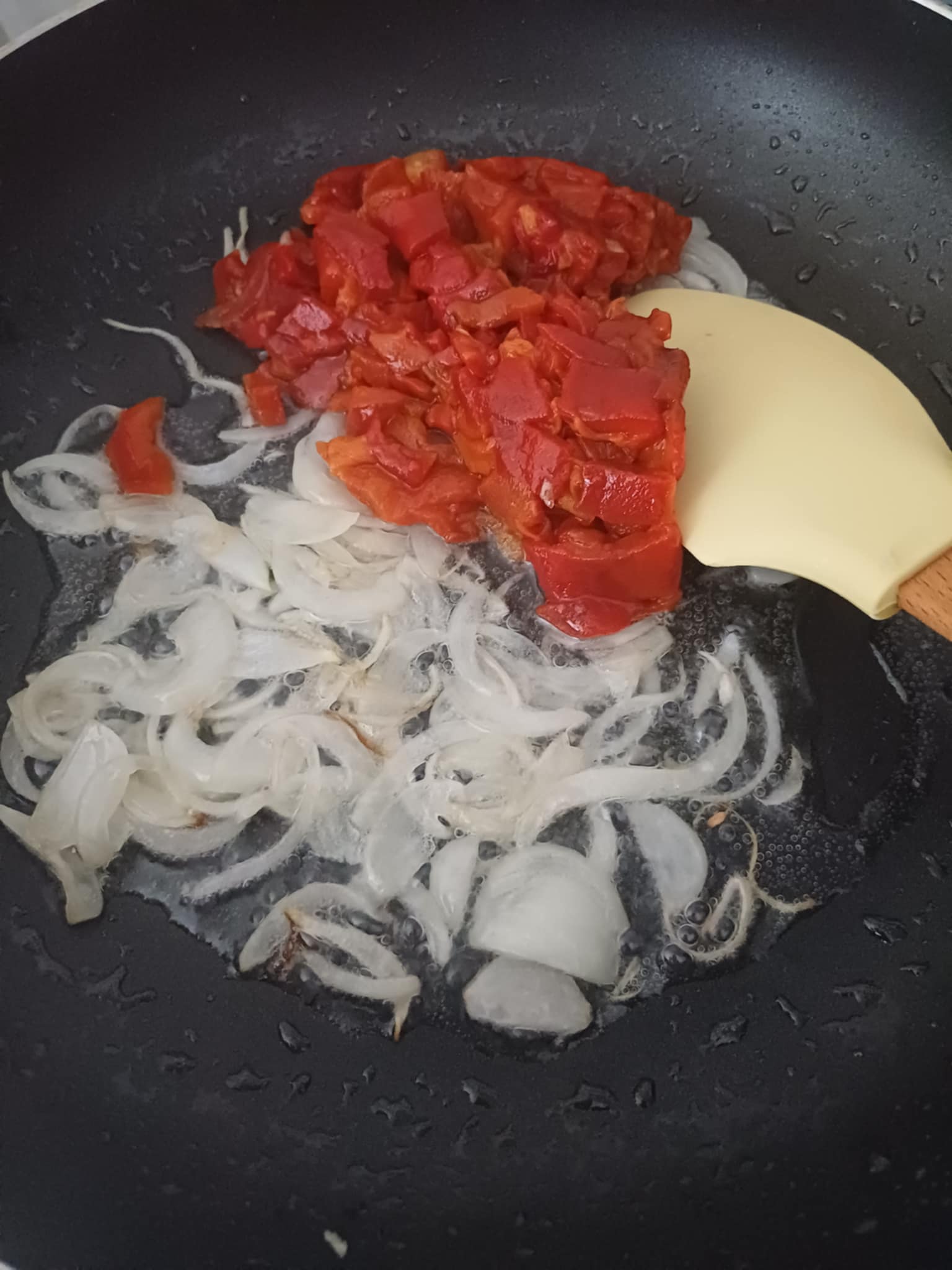 Shakshuka - Reteta pentru mic dejun cu ardei gras copt, rosii si oua