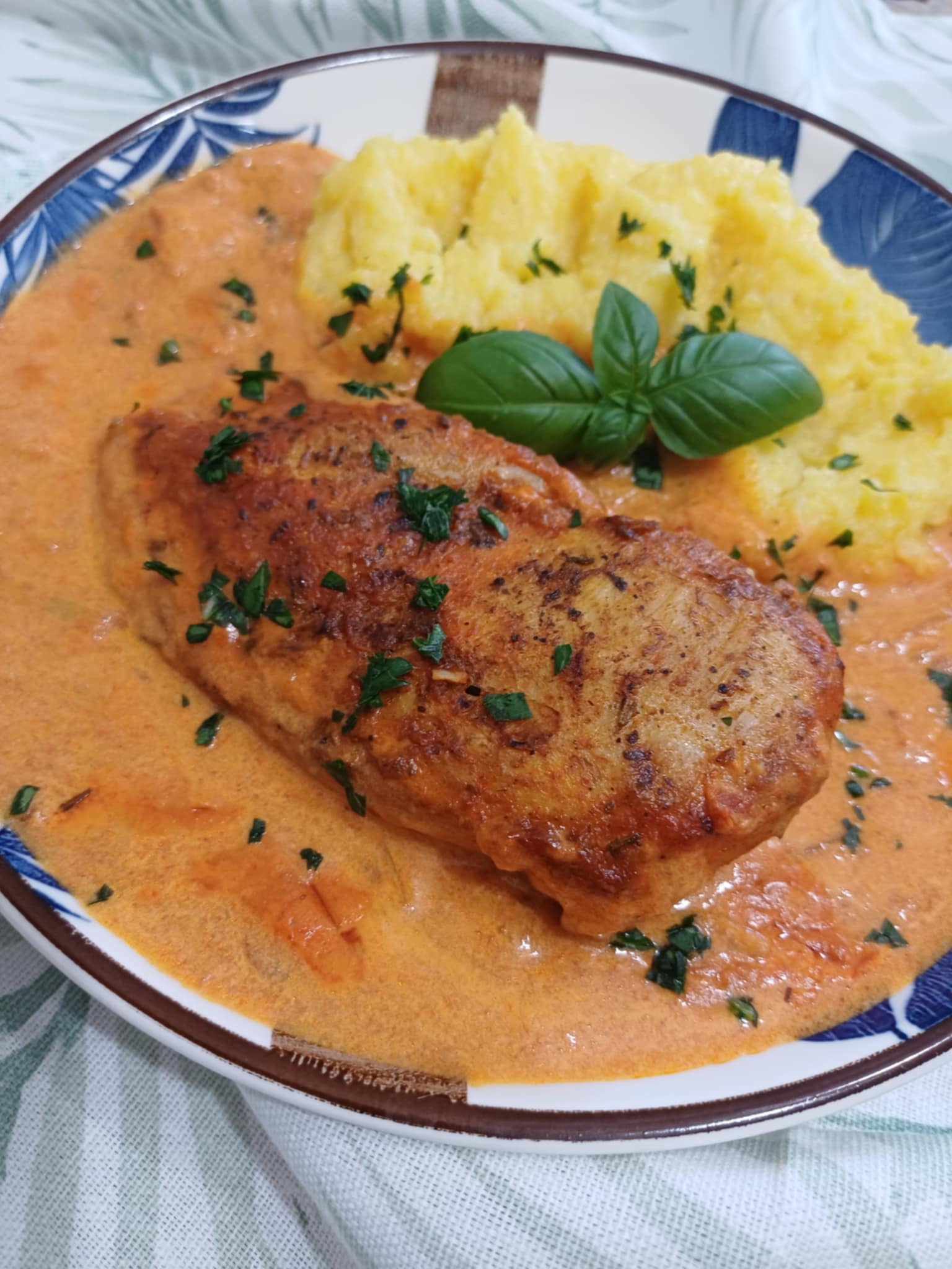 Piept de pui cu sos de ardei copti si smantana - Aromat si gustos