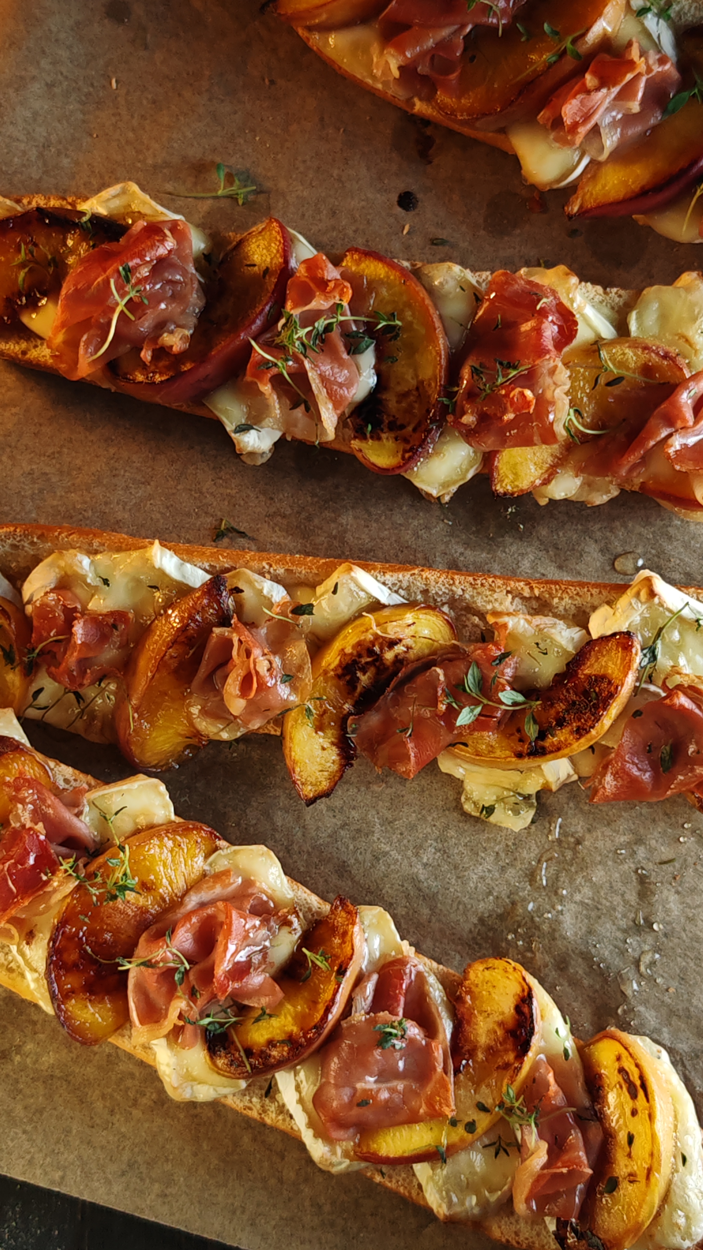 Bruschete cu piersici și Camembert - Gustul care te va cuceri