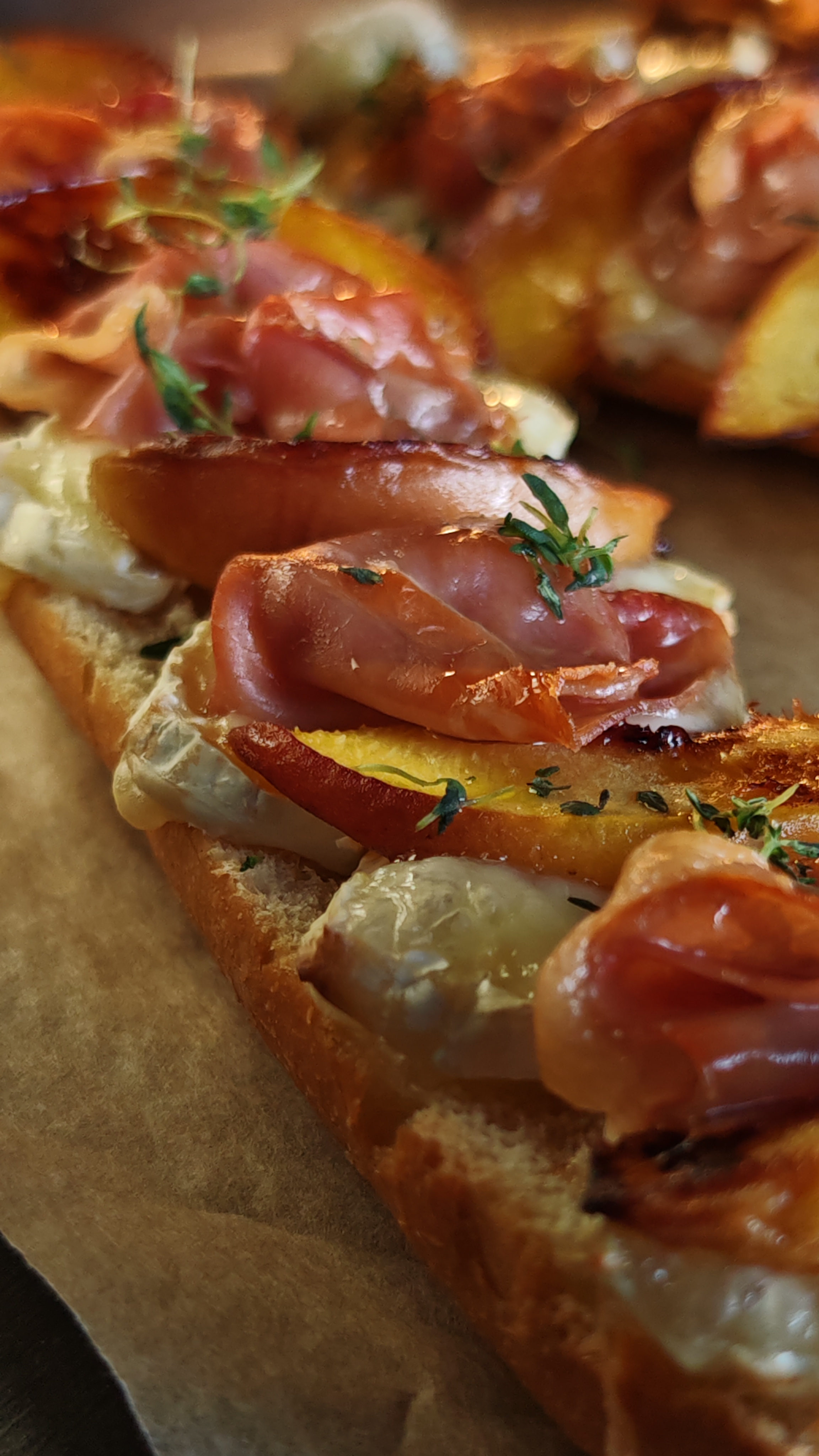 Bruschete cu piersici și Camembert - Gustul care te va cuceri