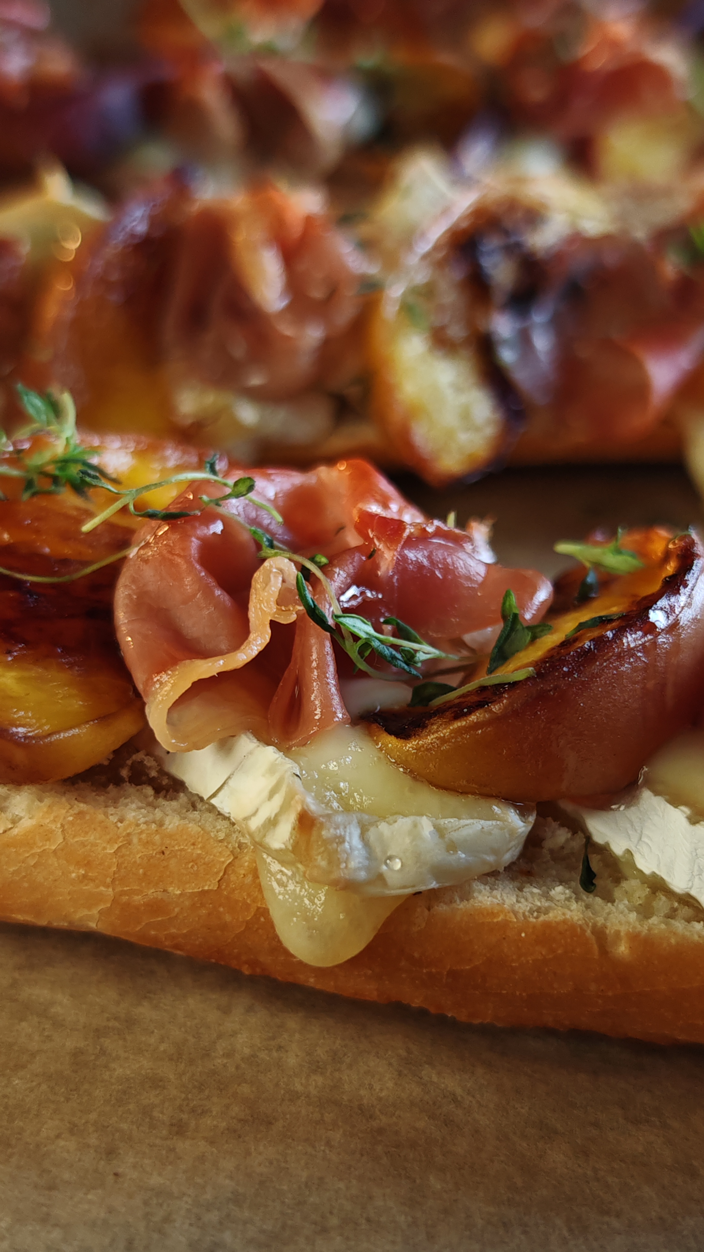 Bruschete cu piersici și Camembert - Gustul care te va cuceri