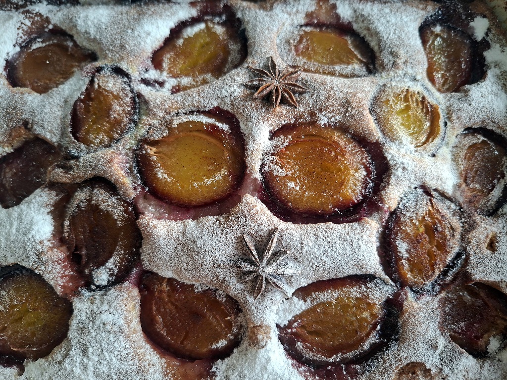 Prăjitura Cobbler cu prune și scorțișoară
