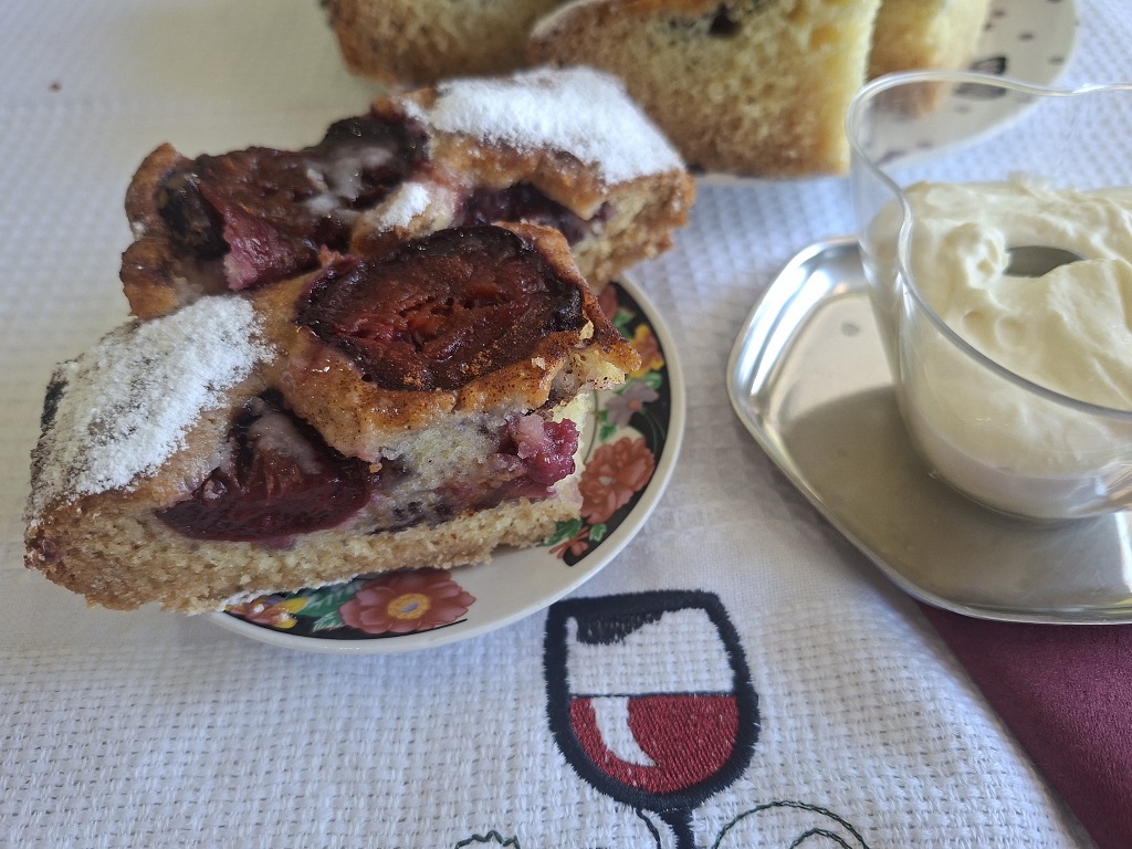 Prăjitura Cobbler cu prune și scorțișoară