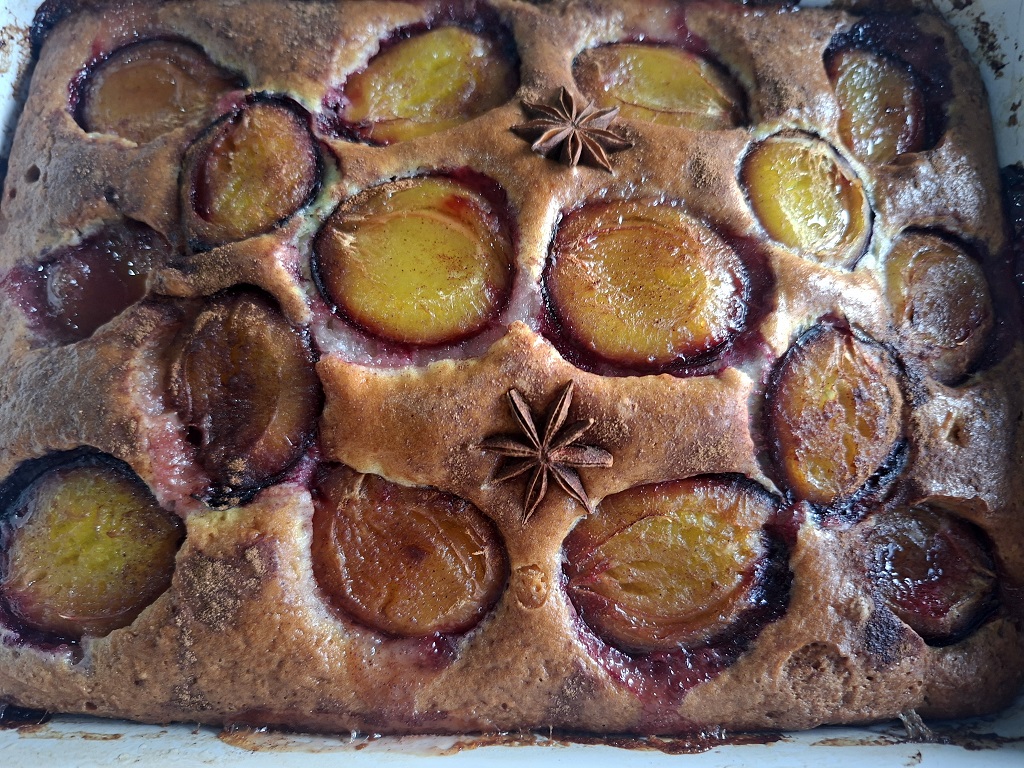 Prăjitura Cobbler cu prune și scorțișoară - Reteta gustoasa si aromata