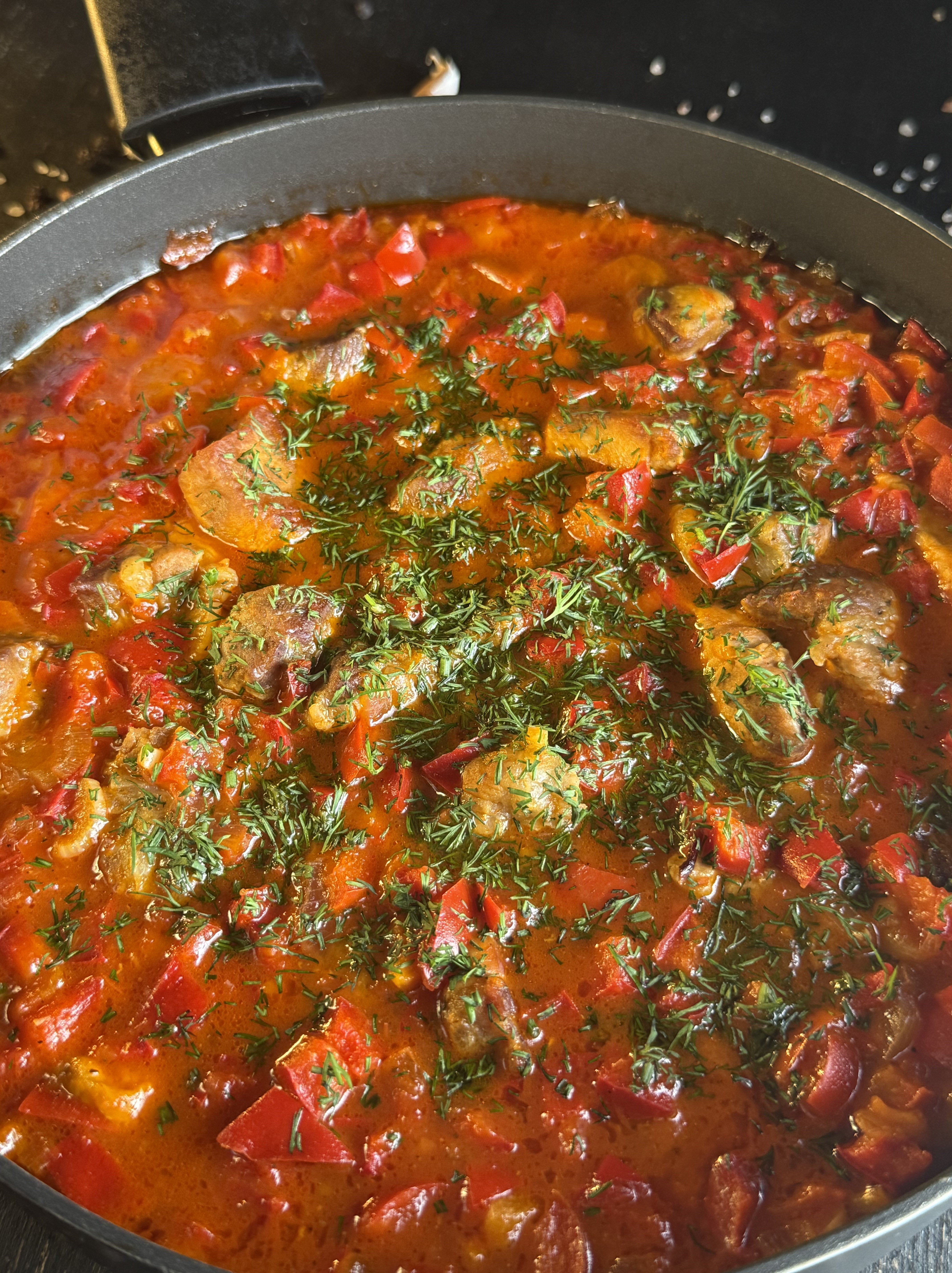 Ostropel cu carne de porc și gogoșari - Rețeta savuroasă de toamnă