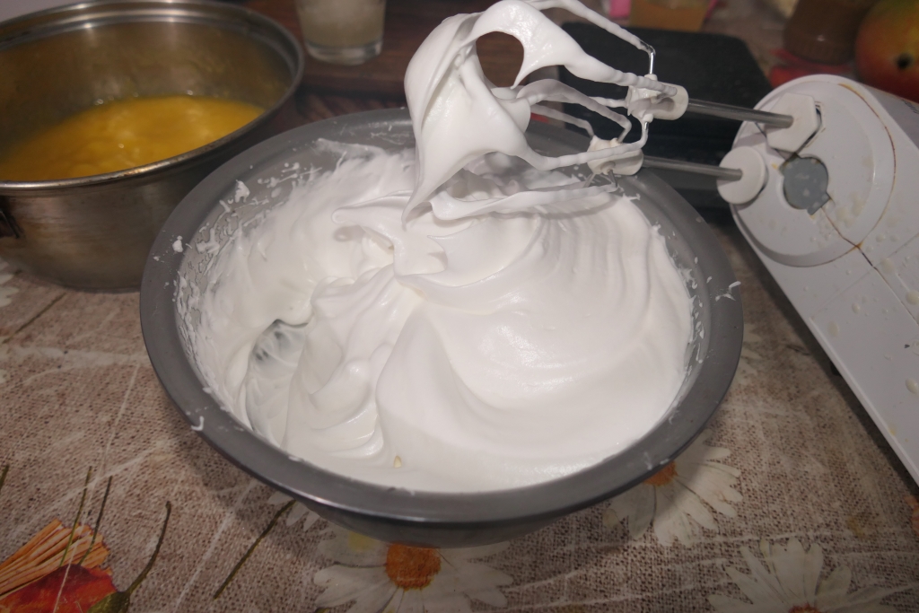 Prajitura cu mango si pralina cu alune de padure - Reteta delicioasa de casa