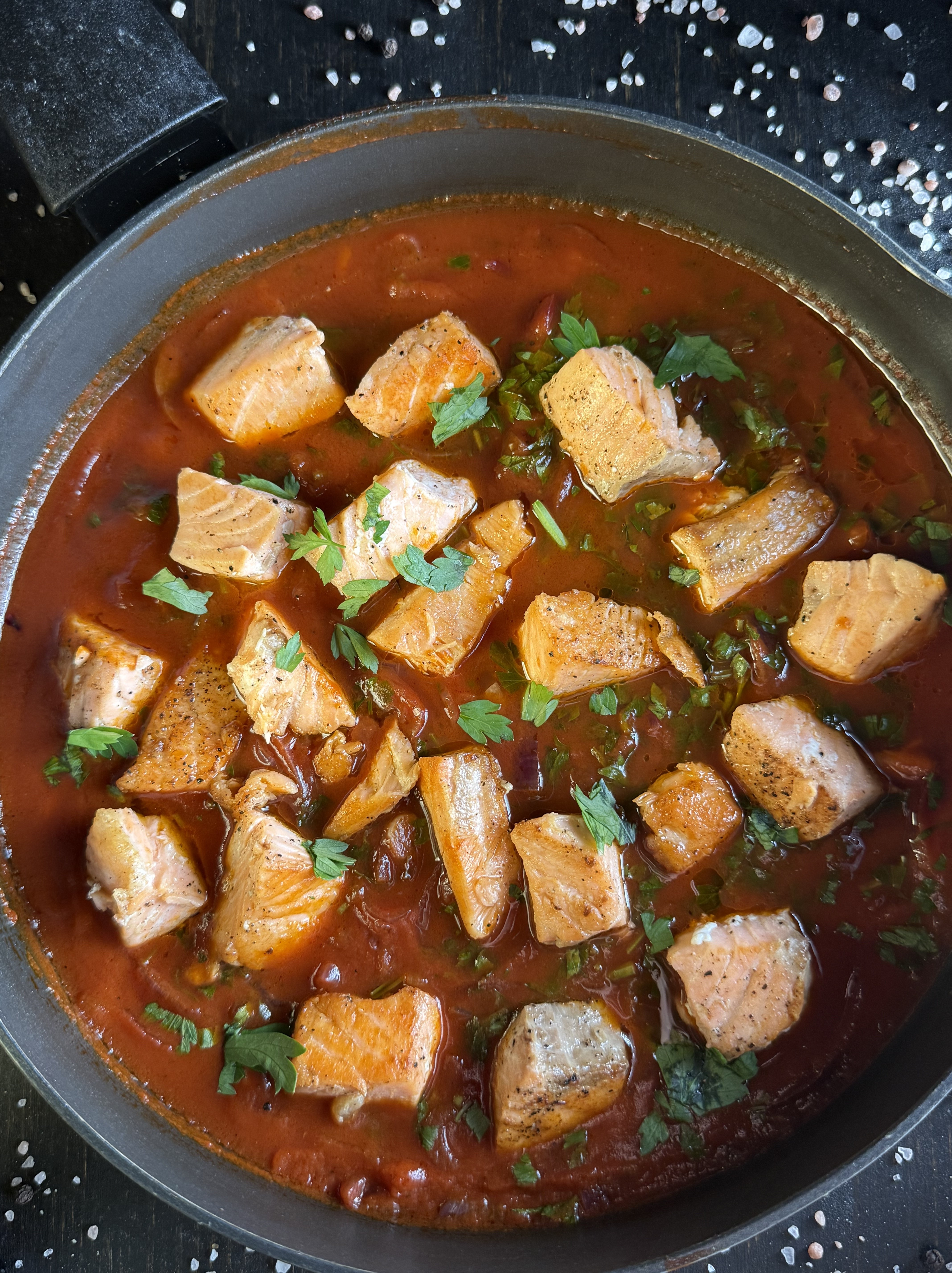 Somon cu sos de roșii și pătrunjel - Rețeta gustoasă și rapidă