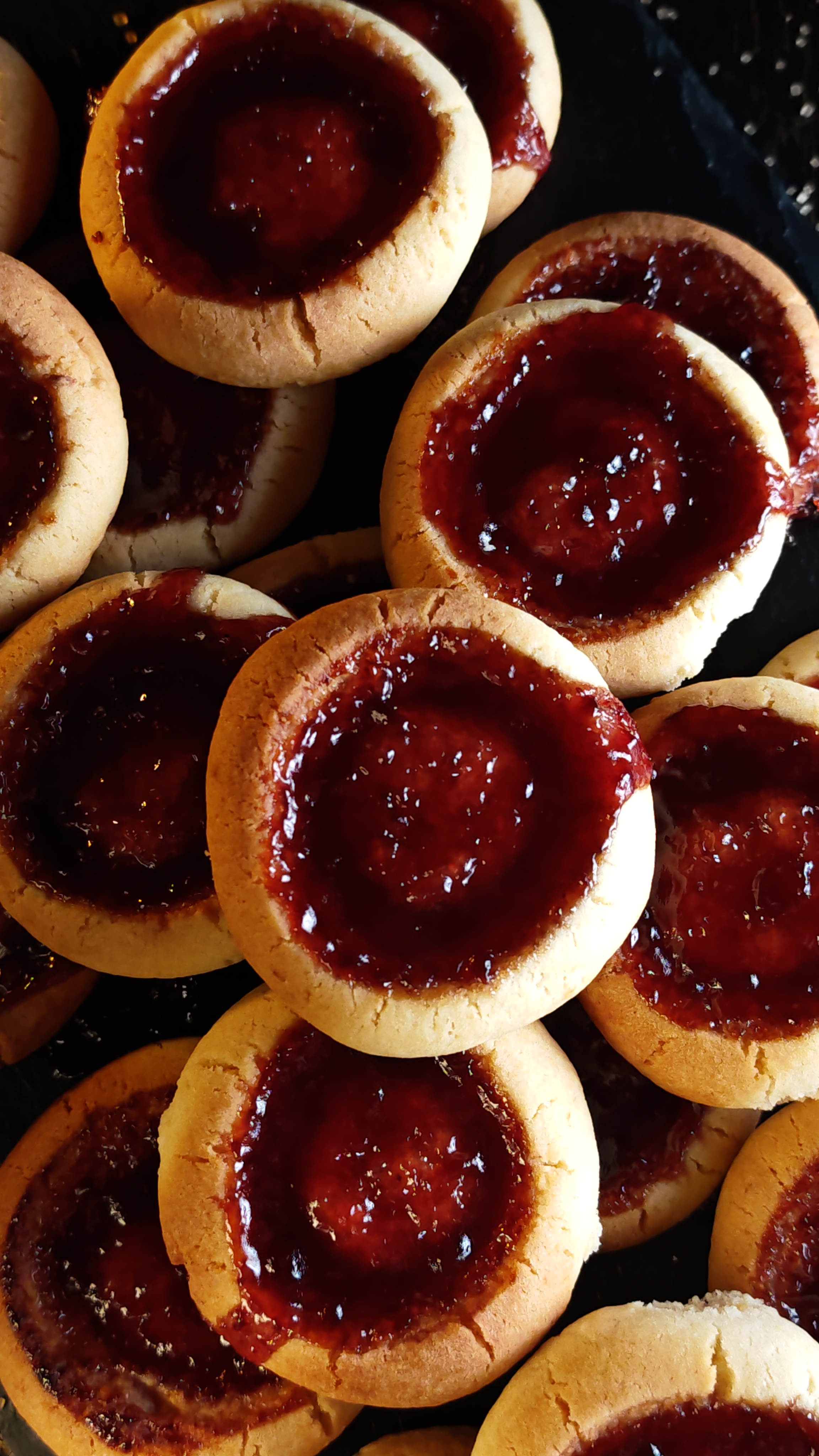 Biscuiți cu gem de vișine - Fragezi și delicioși