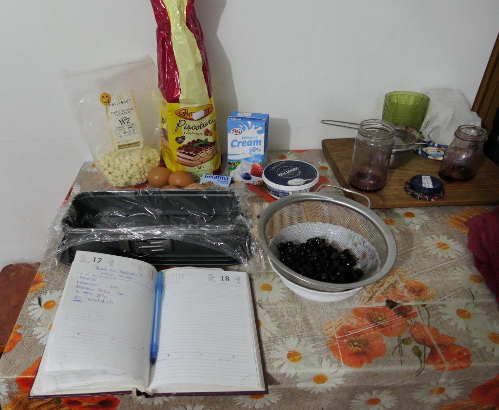 Desert cu cirese din dulceata de cirese negre amare