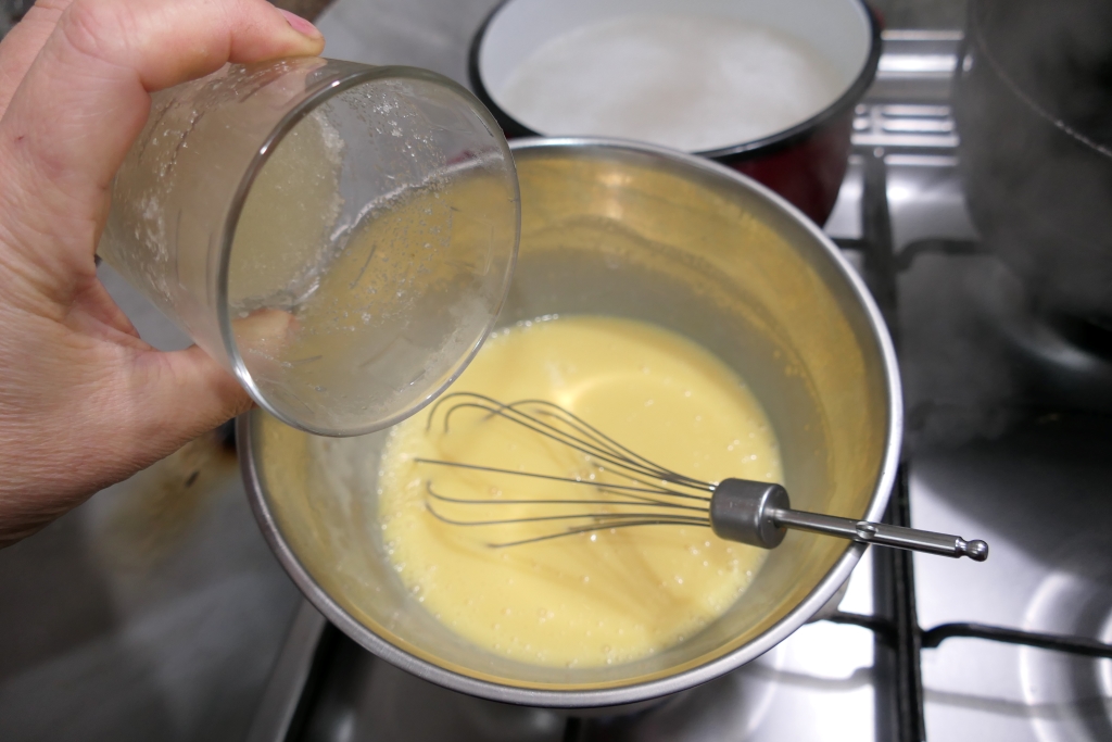 Desert cu cirese din dulceata de cirese negre amare