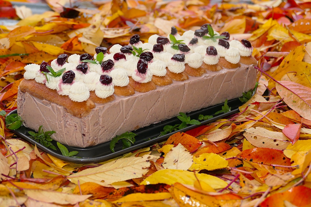 Desert cu cirese din dulceata de cirese negre amare