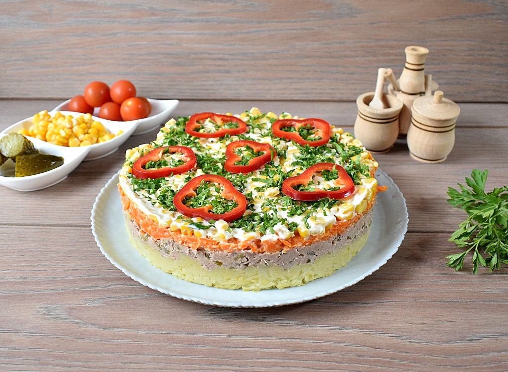 Salata in straturi cu legume si ton - Reteta savuroasa si plina de culoare