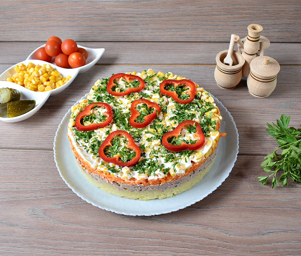 Salata in straturi cu legume si ton - Reteta savuroasa si plina de culoare