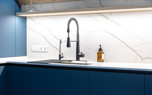 Panouri sticlă bucătărie: cum alegi modelul potrivit și ce avantaje oferă sticla securizată