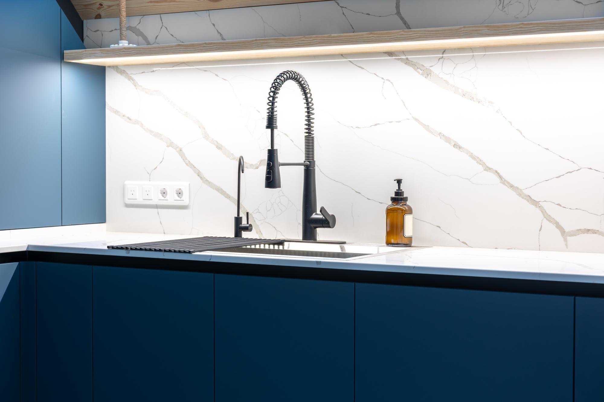 Panouri sticlă bucătărie: cum alegi modelul potrivit și ce avantaje oferă sticla securizată