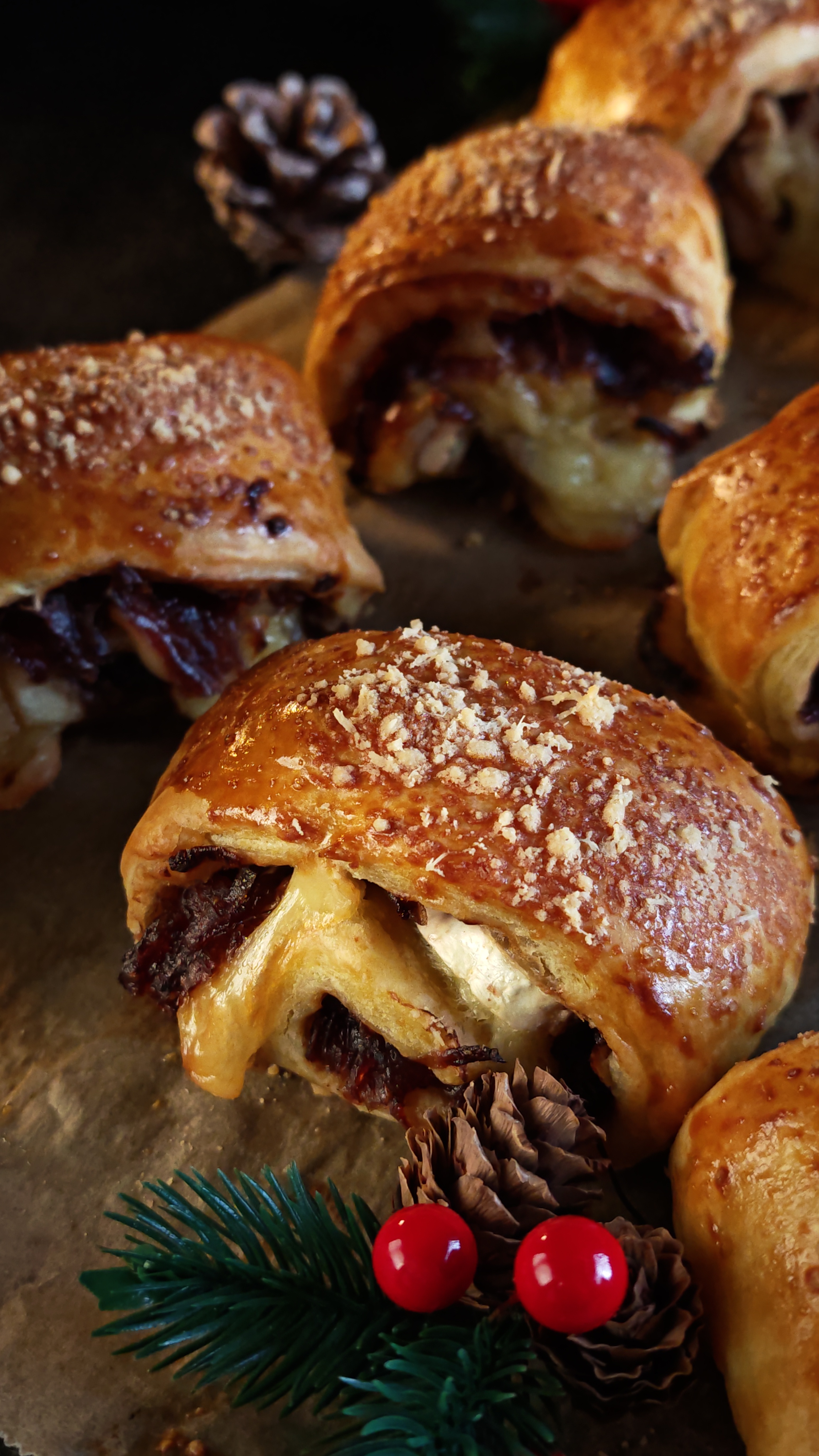 Rulouri cu ceapă caramelizată și brânză Camembert - Aperitiv rapid și gustos