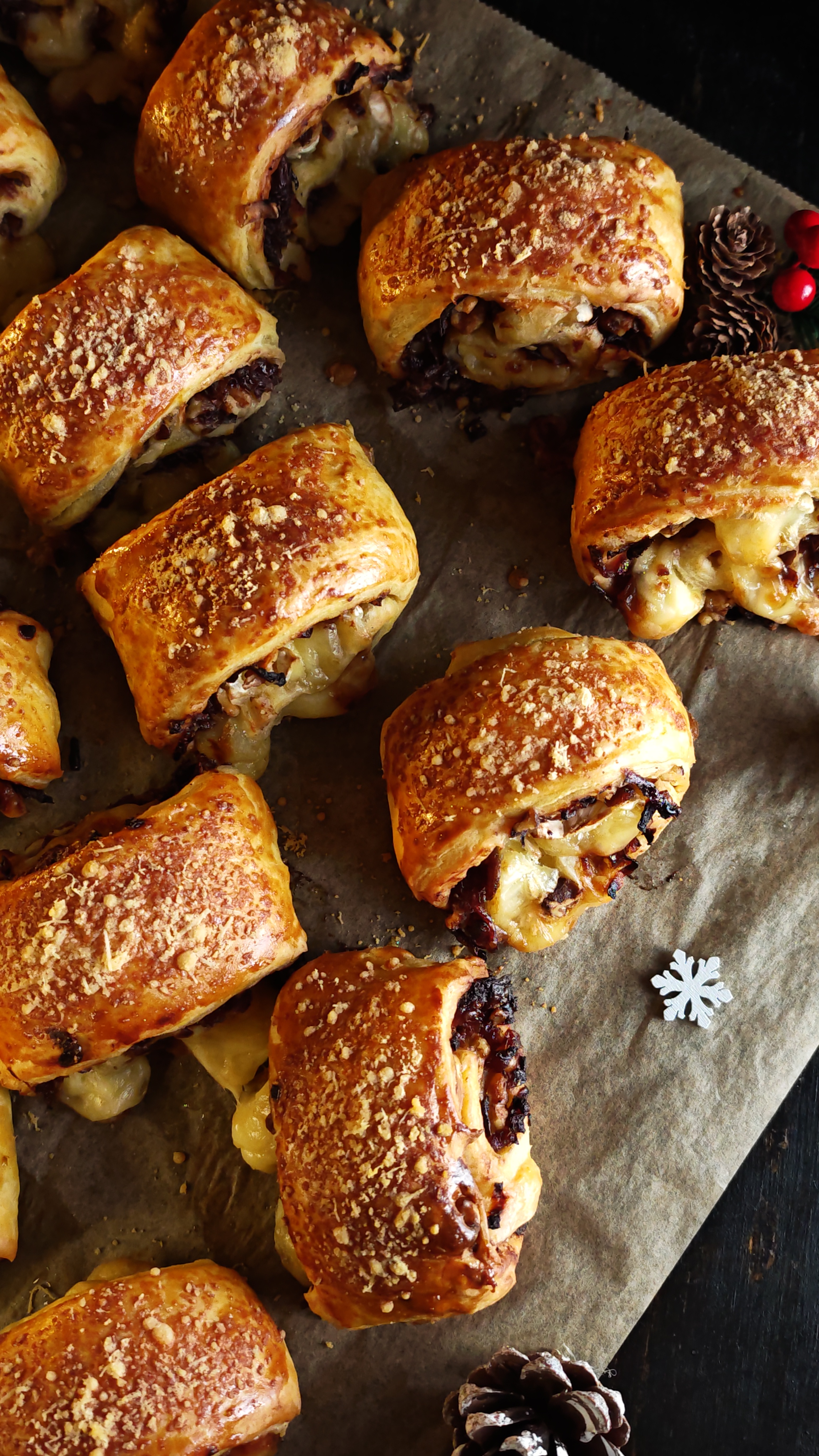 Rulouri cu ceapă caramelizată și brânză Camembert - Aperitiv rapid și gustos