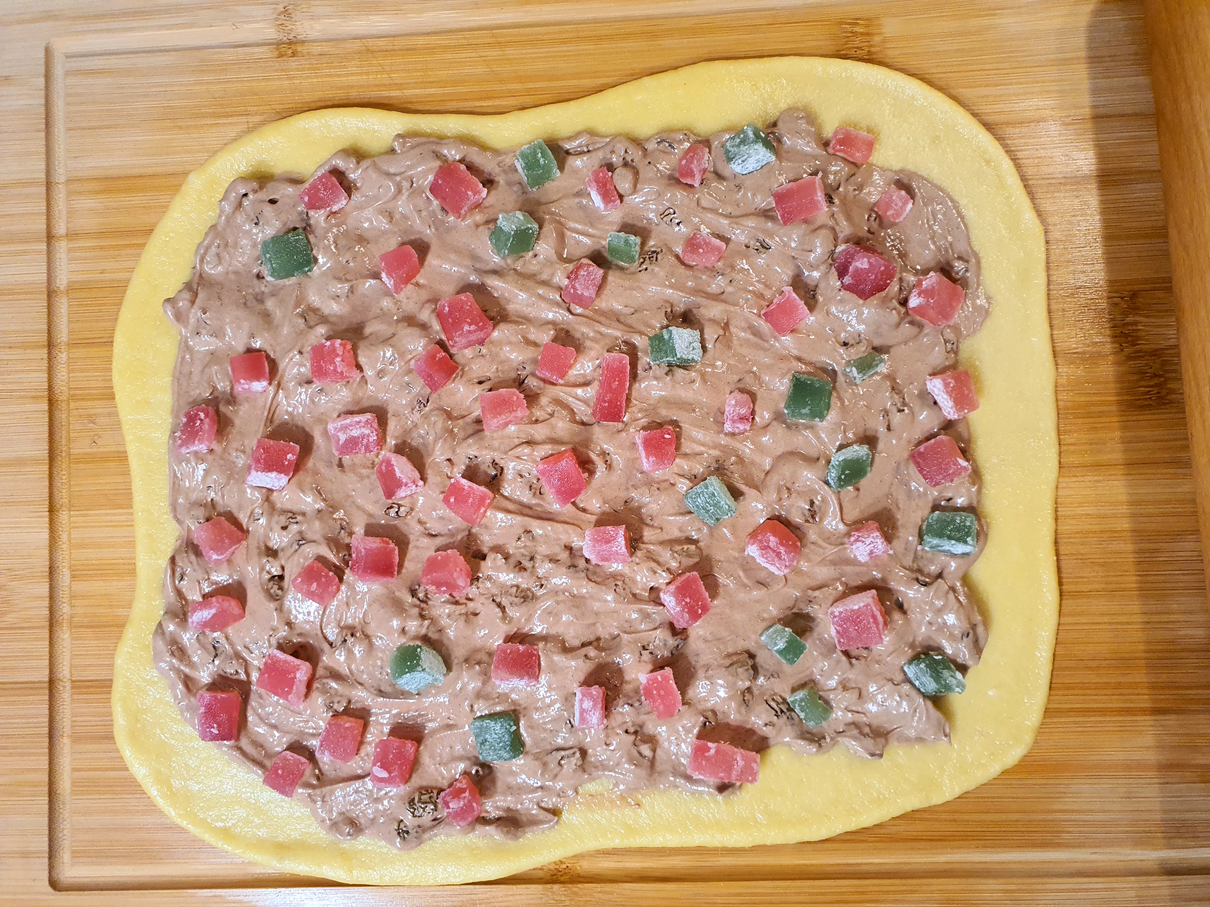 Cozonaci impletiti, umpluti cu cacao, stafide, nuci si mult rahat
