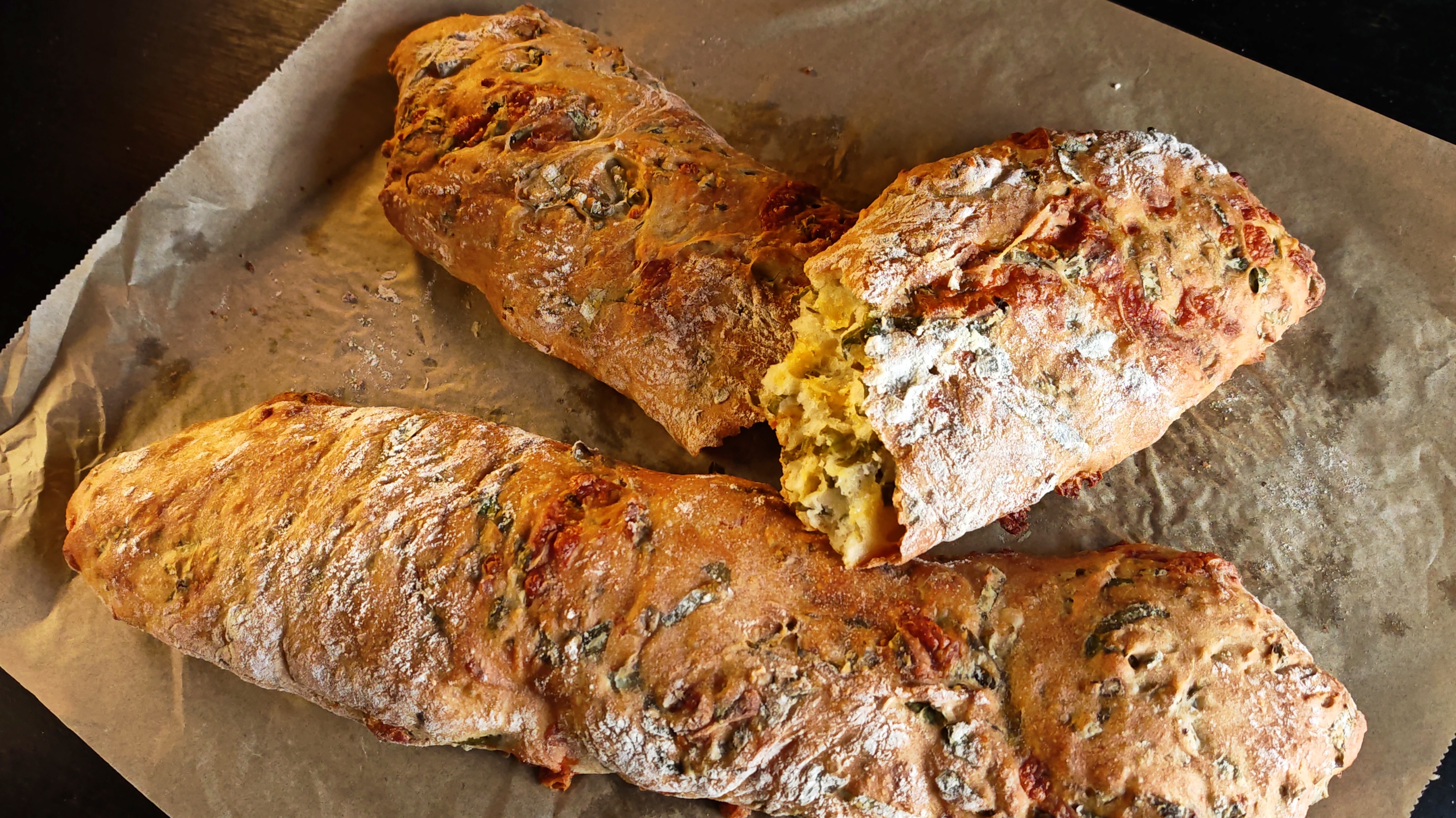 Baghete cu leurdă și brânză cheddar - Rețeta gustoasă de pâine de casă